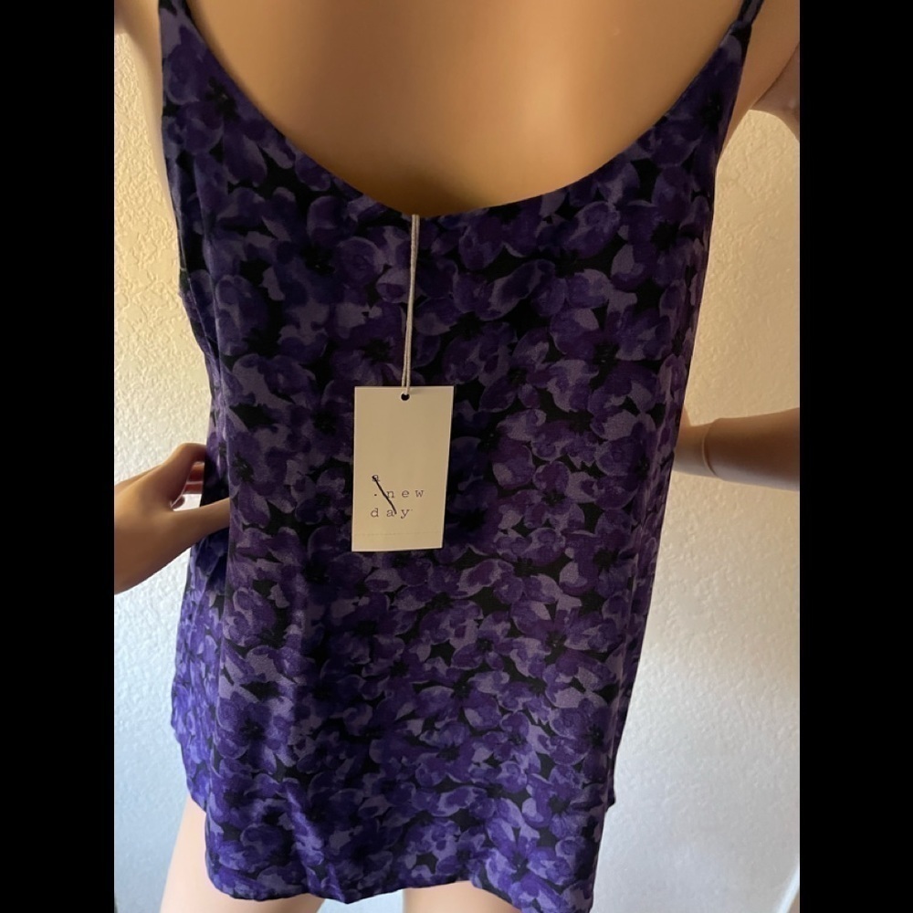 ๐ A New Day Purple Floral V-Neck Tank Top Medium - Picture 5 of 5